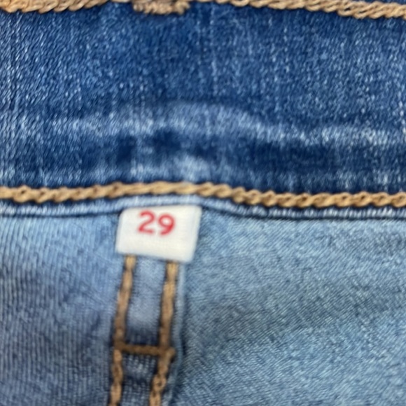 Embroidered Stretchy Levi’s Shorts - Picture 2 of 3
